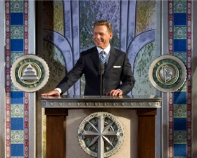 El Sr. David Miscavige, Presidente de la Junta del Religious Technology Center y líder eclesiástico de la religión de Scientology, ofició la inauguración de la nueva Iglesia de Scientology de Sacramento.