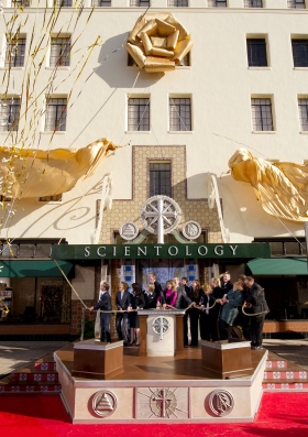 Presidiendo el histórico evento estuvo el Sr. David Miscavige, Presidente de la Junta Directiva del Religious Technology Center y líder eclesiástico de la religión de Scientology.  Se le unieron en el escenario para el corte del listón varios oficiales de la Iglesia y feligreses.