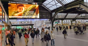 Difusión de los anuncios de servicio público de Jóvenes por los Derechos Humanos, en la estación principal de Zurich, Suiza. 