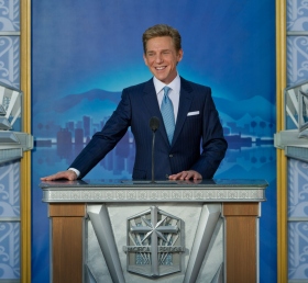 El Sr. David Miscavige, Presidente de la Junta del Religious Technology Center, condujo la dedicatoria al Puente del Pacífico Ideal. El Sr. Miscavige estuvo acompañado por los miles de scientologists que se reunieron en la L. Ronald Hubbard Way para celebrar la ocasión histórica.