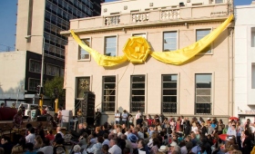 Líderes cívicos y del gobierno se dirigieron a la congregación de mil personas, dando la bienvenida al nuevo Centro de Mejoramiento de la Vida del distrito Braamfontein en Johannesburgo. 