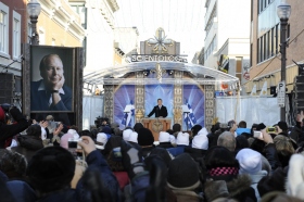 Mil quinientos scientologists y simpatizantes de todo Canadá y los Estados Unidos se aglomeraron en el 665 rue Saint-Joseph en el corazón del Distrito Nouvo Saint-Roch para celebrar esta nueva Iglesia. 