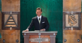 El Sr. David Miscavige, líder eclesiástico de la religión de Scientology y Presidente de la Junta de Religious Technology Center, presidió la ceremonia de inauguración de la nueva Iglesia de Scientology del Estado de Washington. 