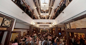 Al caer la cinta, miles de scientologists e invitados visitaron la espectacular galería de cuatro pisos con tragaluz. 