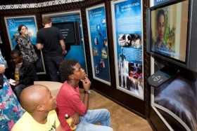 Aquellos invitados al nuevo Centro de mejoramiento de la vida hicieron recorridos por sí mismos a través de los paneles multimedia que ilustran las  y prácticas de Scientology, la vida y legado del fundador, L. Ronald Hubbard, y los programas de mejoramiento social y humanitarios de la Iglesia a nivel global. 