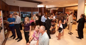 Siguiendo con la ceremonia de inauguración, miles de personas visitaron el centro de información al público de la nueva Iglesia de Scientology de Pasadena. 