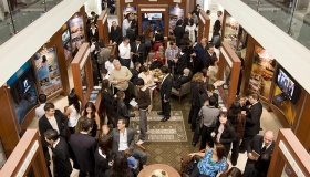 En el nuevo Centro de información pública de la Organización Ideal, miles de personas aprenden acerca de las creencias y prácticas de la religión de Scientology, la vida del fundador, L. Ronald Hubbard, y los muchos programas de mejoramiento social e integración de la comunidad patrocinados por Scientology. 