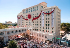 El día fue histórico encabezado por el Presidente de la Junta de Religious Technology Center, el Sr. David Miscavige, que pronunció el discurso inaugural y cortó la cinta, marcando una nueva era para “la joya de Clearwater”. 