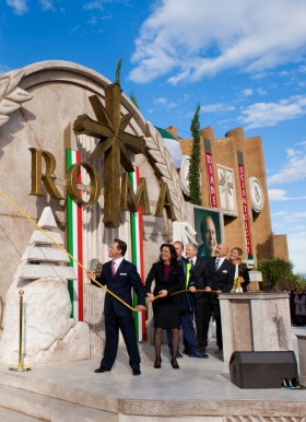El Sr. David Miscavige cortó la cinta para inaugurar la nueva Iglesia de Scientology de Roma, junto con el Director Ejecutivo de la Iglesia y dignatarios, marcando la mayor expansión en 30 años de Scientology en Italia. 