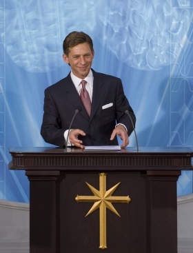 El Sr. David Miscavige, líder eclesiástico de la religión de Scientology, inauguró la Iglesia Nacional de España, dando la bienvenida a miles de asistentes a su nueva Iglesia. 