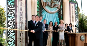 El Sr. Miscavige dirigió la ceremonia del corte de la cinta, junto con los ejecutivos de la Iglesia e invitados especiales, para abrir oficialmente las puertas de la Iglesia de Scientology y Centro de Celebridades de Nashville para todos. 