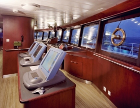 El puente completamente digital del Freewinds, con su moderno sistema de Radar Kelvin Hughes, y su ventana panorámica, permite una vista de 360 grados. 