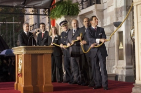 Entre aquellos que se unieron al Sr. Miscavige en el escenario para el tradicional corte de la cinta estaban el Supervisor en Jefe de la Policía de Londres, el Concejal de la ciudad de Londres y un Representante de las Naciones Unidas. 