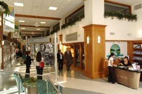 El interior de la Fundación Internacional de El Camino a la Felicidad en Glendale, California.