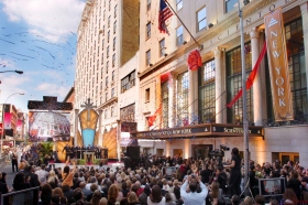 Inmediatamente tras el corte de la cinta de la Nueva Iglesia de Scientology de Nueva York los invitados entraron por sus pasillos para un primer vistazo a la nueva Iglesia de la Gran Manzana. 
