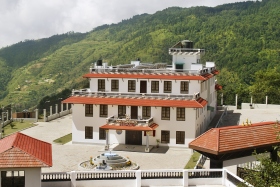 Las instalaciones residenciales de rehabilitación de drogas de cuatro plantas y cien camas, están localizadas en la cima del Pico Hubbard, la cumbre nombrada en honor del humanitario L. Ronald Hubbard por su desarrollo de la tecnología de rehabilitación de drogas de Narconon.