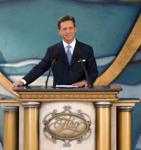 “La línea inferior es la misma de los últimos ochenta años: este Fort Harrison es y siempre permanecerá como un monumento y un hogar para todas las personas de Clearwater”, dijo el Sr. David Miscavige, líder eclesiástico de la religión de Scientology, antes de cortar la cinta para el monumento restaurado.